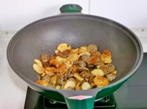 小火翻炒两分钟。