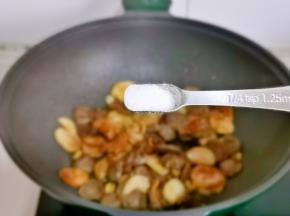 按个人口味加入盐。