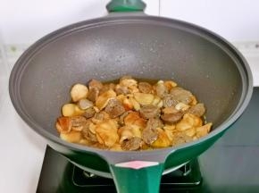 加入半碗水烧熟。