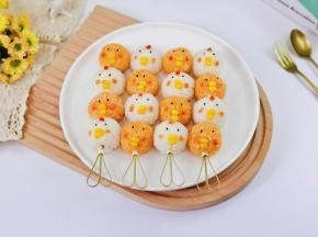 可爱的双色小鸡。