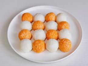 南瓜饭团和白米饭团依次做好摆盘。
