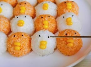 黑芝麻做眼睛，熟玉米粒做嘴巴。