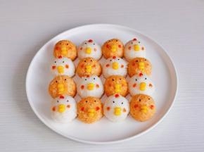 番茄酱画鸡冠和腮红。