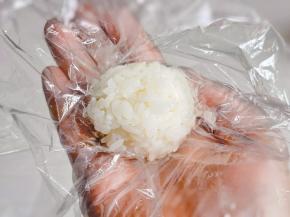 取大约45克的米饭，放保鲜膜上。