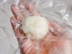 取大约45克的米饭，放保鲜膜上。