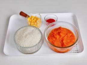 准备食材，南瓜提前隔水蒸熟，压成泥。