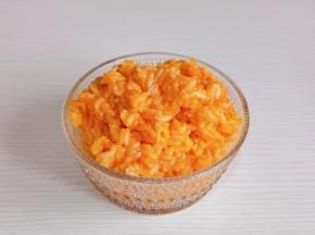 搅拌均匀，做黄色小鸡饭团。