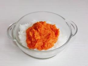 取一份米饭加入南瓜泥。