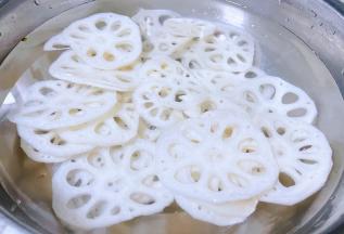 莲藕切成薄片同样在开水中焯水断生后立即放入冷水中过凉再沥干水分