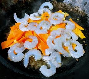 放入这道美味的灵魂配料虾仁炒至断生变色