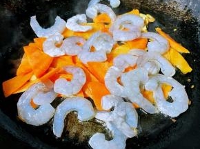 放入这道美味的灵魂配料虾仁炒至断生变色