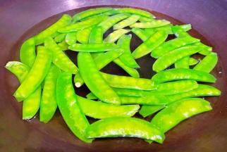 锅中烧开水放入一点点盐在放入荷兰豆焯水时间不宜过长断生即可取出立即放入冷水中过凉再沥干水分