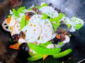 炒至所有食材完全入味最后淋上几滴香油提色提味即可出锅享用