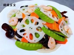美味可口的荷兰豆藕片木耳胡萝卜炒虾仁装入盘中就大功告成了