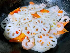 放入藕片大火开始翻炒均匀