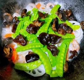 放入荷兰豆和木耳炒匀时间不易过长