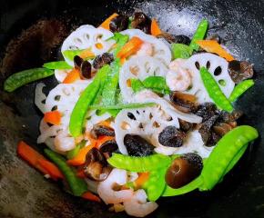 放入调味料盐和味精改中小火翻炒