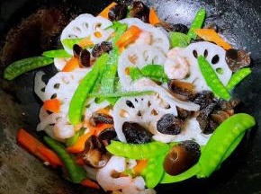 放入调味料盐和味精改中小火翻炒