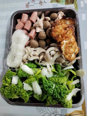 根据自己的喜好，准备好各种自己喜欢的食材，处理干净！（我准备的食材有粉丝，菊花白菜，平菇，火腿肠，虾饺，撒尿牛丸，煎荷包蛋！）