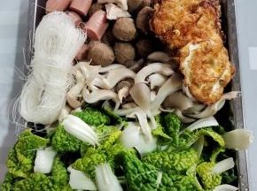 根据自己的喜好，准备好各种自己喜欢的食材，处理干净！（我准备的食材有粉丝，菊花白菜，平菇，火腿肠，虾饺，撒尿牛丸，煎荷包蛋！）
