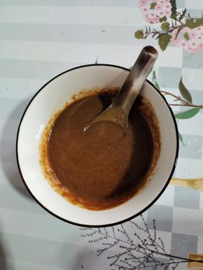 麻辣烫的灵魂~麻酱汁儿：2勺芝麻酱，2勺生抽，1勺香醋，1勺香油，1勺白糖搅拌均匀备用！