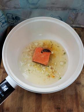 起锅烧油，放入葱姜蒜爆香！再放入一块火锅底料，小火炒香！（火锅底料是单独包装，一块50克，大小刚刚好！）