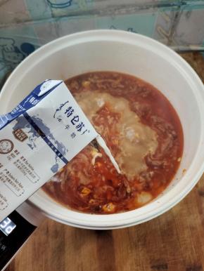 放入一盒纯牛奶！