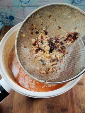 煮开后，再煮5分钟左右，捞出料渣！