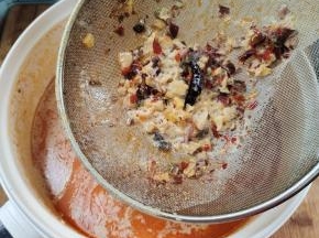 煮开后，再煮5分钟左右，捞出料渣！