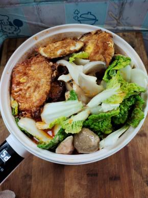 把喜欢吃的各种配菜全部加进来煮熟！