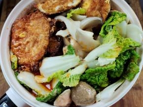 把喜欢吃的各种配菜全部加进来煮熟！