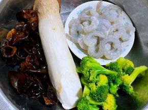 准备原材料杏鲍菇、新鲜的虾仁、泡发好的木耳开水焯一下后立即放入冷水中过凉沥干水分西兰花掰成小朵放入开水中放一点点盐再放入西兰花焯水变色立即放入冷水中过凉再沥干水分