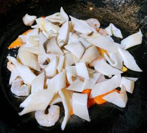 放入处理好的杏鲍菇大火快速翻炒均匀