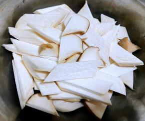 杏鲍菇洗净切成马蹄片