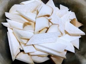 杏鲍菇洗净切成马蹄片
