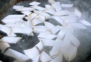 锅中烧开水放入杏鲍菇片焯水断生时间不宜过长