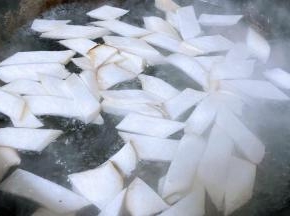 锅中烧开水放入杏鲍菇片焯水断生时间不宜过长