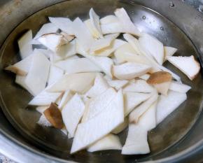 焯好水的杏鲍菇立即放入冷水中过凉再沥干水分这样杏鲍菇吃起来口感脆脆的