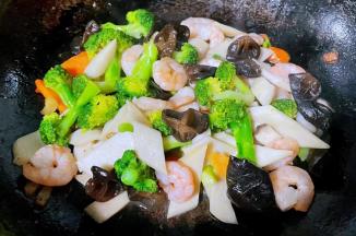 快速炒至所有食材完全入味最后淋上少许香油提色提味即可出锅享用