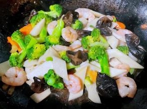 快速炒至所有食材完全入味最后淋上少许香油提色提味即可出锅享用