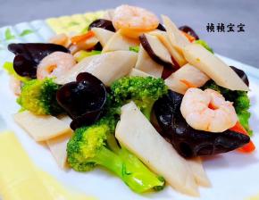 美味可口的西兰花炒虾仁装入盘中就大功告成了