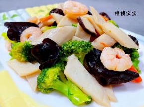 美味可口的西兰花炒虾仁装入盘中就大功告成了
