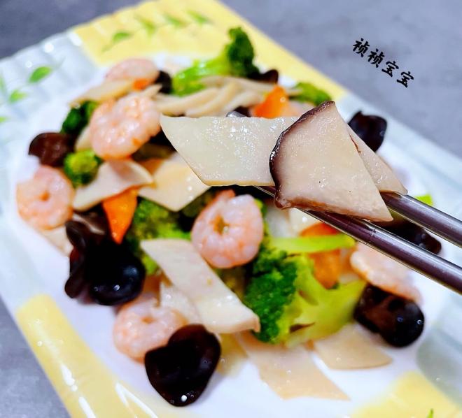 西兰花杏鲍菇木耳炒虾仁