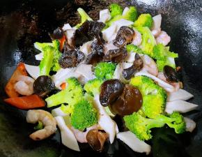 最后放入木耳同时放入盐和味精