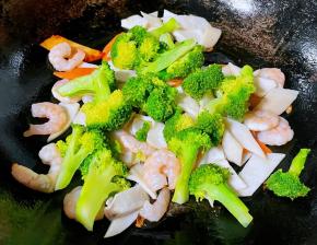 放入西兰花改成中火快速翻炒