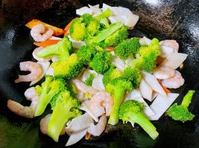 放入西兰花改成中火快速翻炒