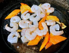 放入虾仁炒至断生变色