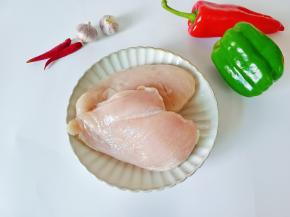 鸡胸肉两块，青红椒各一个。