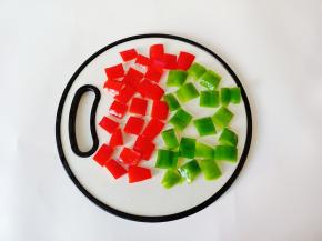 把青红椒去籽，切成小方块。