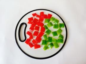 把青红椒去籽，切成小方块。